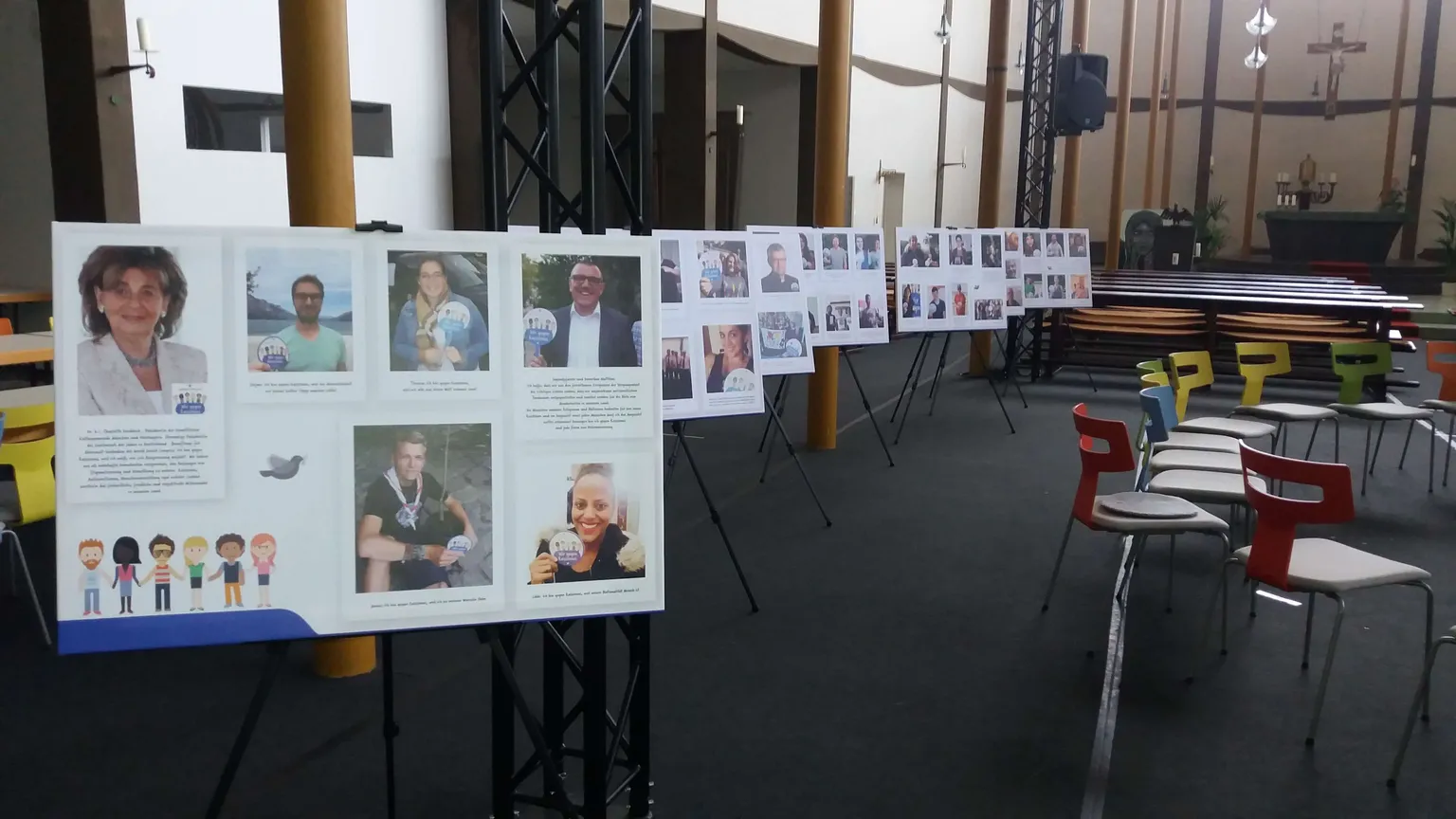 Die Ausstellung „Wir gegen Rassismus“: eine Reihe von Stellwänden mit Porträts und Zitaten, aufgebaut im Seitenschiff einer Kirche