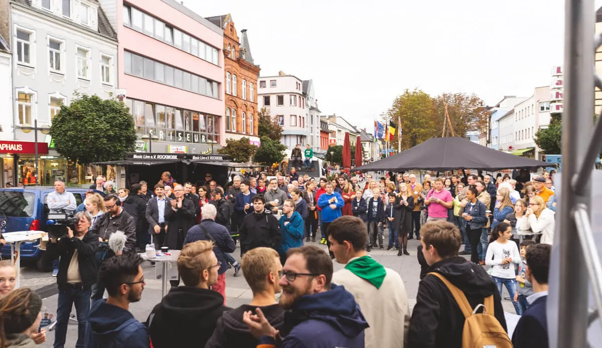 Menschen versammeln sich bei einer Aktion in der Innenstadt
